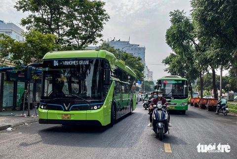 Đang xây dựng đơn giá mới cho xe buýt điện- Ảnh 1. Tuyến buýt điện (Vinhomes Grand Park - bến xe buýt Sài Gòn) bắt đầu lăn bánh từ tháng 3-2022 - Ảnh: CHÂU TUẤN