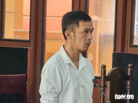 Chưa đóng phạt 30 triệu đồng lại đi hút cát trộm, lãnh 9 tháng tù- Ảnh 1. Bị cáo Lê Hữu Lộc tại phiên tòa xét xử sơ thẩm - Ảnh: HOÀI THƯƠNG