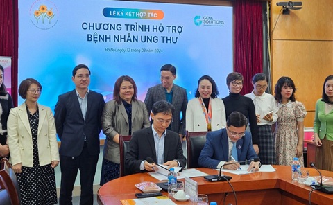 Gene Solutions trao 200 gói tầm soát cho người nhà bệnh nhân khó khăn- Ảnh 1. Đại diện Công ty Gene Solutions ký kết hợp tác với Quỹ Ngày mai tươi sáng - Ảnh: Gene Solutions