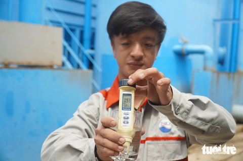 Hồ chứa nước ngọt lớn nhất miền Tây nhiễm mặn- Ảnh 3. Nguồn nước thô từ hồ chứa nước ngọt Kênh Lấp sau khi hòa với nguồn nước thô từ các kênh nội đồng có độ mặn trên 1 phần ngàn thì độ mặn đã giảm - Ảnh: MẬU TRƯỜNG