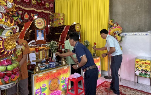 Hai anh em ruột chết đuối thương tâm, trường phát động quyên góp hỗ trợ- Ảnh 1. Lãnh đạo Phòng Giáo dục và Đào tạo TP Biên Hòa và ban giám hiệu Trường THCS Phước Tân 1 đến viếng, chia buồn cùng gia đình có hai nam sinh chết đuối - Ảnh: AN BÌNH