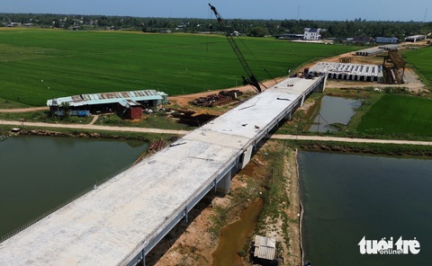 Những cây cầu ở Quảng Nam làm hoài chẳng xong- Ảnh 5. Ngổn ngang ở cầu Tam Tiến - Ảnh: LÊ TRUNG