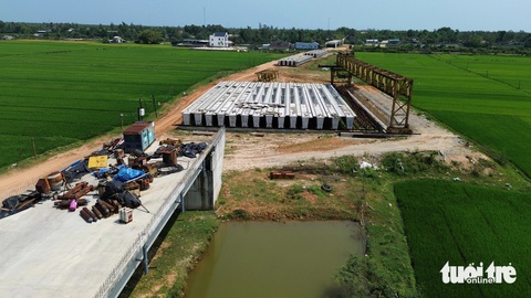 Những cây cầu ở Quảng Nam làm hoài chẳng xong- Ảnh 6. Vắng bóng công nhân thi công cầu Tam Tiến - Ảnh: LÊ TRUNG