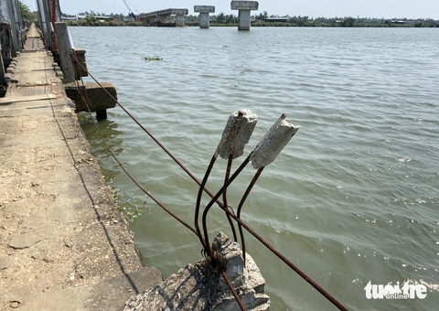 Những cây cầu ở Quảng Nam làm hoài chẳng xong- Ảnh 8. Cầu máng hư hỏng, nơi đây xảy ra nhiều vụ người dân đi trên cầu bị rơi xuống sông chết đuối - Ảnh: LÊ TRUNG