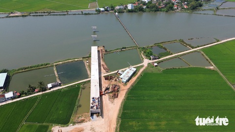Những cây cầu ở Quảng Nam làm hoài chẳng xong- Ảnh 9. Huyện Núi Thành đang xin tỉnh gia hạn tiến độ cầu Tam Tiến - Ảnh: LÊ TRUNG