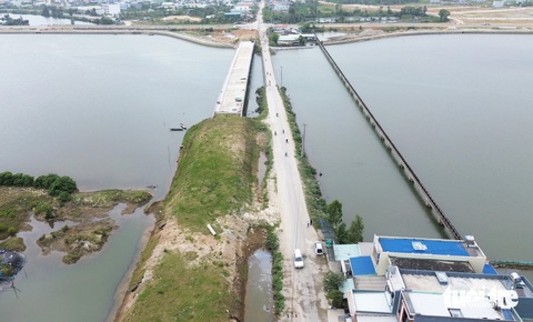 Những cây cầu ở Quảng Nam làm hoài chẳng xong- Ảnh 11. Dự án cầu Tam Giang được dân gọi là cầu