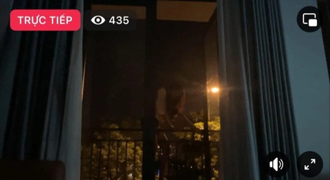 Nam Em bật livestream rồi trèo ra lan can khiến nhiều người lo lắng - Ảnh chụp màn hình N.E. bật livestream rồi trèo ra lan can khiến nhiều người lo lắng - Ảnh chụp màn hình