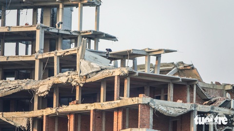 Tòa nhà 12 tầng xây trái phép ở Phú Quốc: Chủ đầu tư tháo dỡ 1/3 công trình- Ảnh 2. Tiến độ tháo dỡ công trình tòa nhà 12 tầng xây trái phép ở Phú Quốc - Ảnh: CHÍ CÔNG