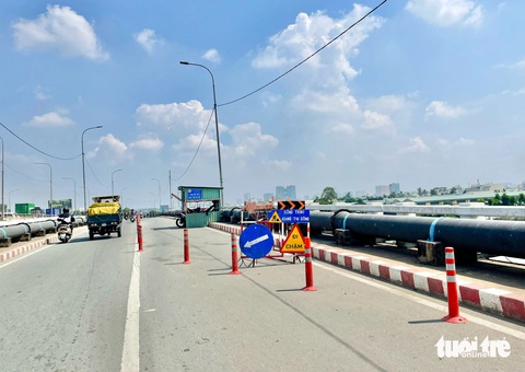 Đề nghị xử lý xe tải, xe khách cố ý chạy lên cầu Bình Phước 1- Ảnh 1. Cơ quan chức năng rào chắn, sửa chữa và nâng tĩnh không cầu Bình Phước 1 - Ảnh: CHÂU TUẤN