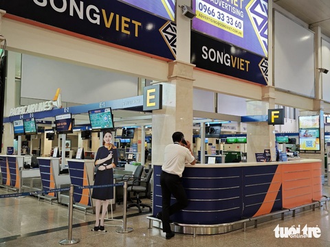Pacific Airlines xác nhận không còn máy bay- Ảnh 2. Dù không khai thác chuyến bay nào trong ngày 18-3, Pacific Airlines vẫn duy trì nhân viên túc trực hỗ trợ khách - Ảnh: CÔNG TRUNG
