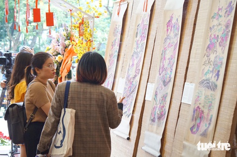 Triển lãm thu hút đông các bạn trẻ - Ảnh: T.ĐIỂU Triển lãm thu hút đông các bạn trẻ - Ảnh: T.ĐIỂU
