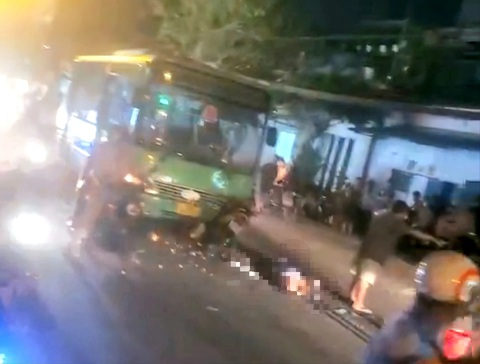 Tai nạn giữa xe máy và xe buýt ở quận 8, một người chết- Ảnh 1. Hiện trường vụ tai nạn - Ảnh cắt từ clip do người dân ghi lại