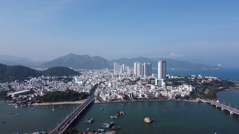 Nha Trang hướng đến đô thị phồn vinh và hạnh phúc- Ảnh 1. Một góc TP Nha Trang nhìn từ trên cao - Ảnh: TRẦN HƯỚNG
