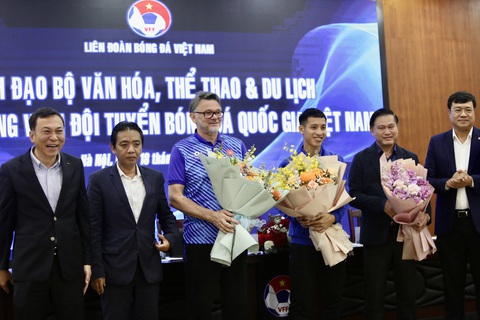 Lãnh đạo Bộ Văn hóa Thể thao Du lịch và Liên đoàn Bóng đá Việt Nam gặp mặt động viên đội tuyển Việt Nam trước ngày đi Indonesia - Ảnh: HOÀNG TÙNG Lãnh đạo Bộ Văn hóa - Thể thao và Du lịch, Liên đoàn Bóng đá Việt Nam gặp mặt động viên đội tuyển Việt Nam trước ngày đi Indonesia - Ảnh: HOÀNG TÙNG