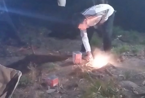 Xác minh nhóm người tổ chức đốt pháo hoa mừng sinh nhật khi leo núi- Ảnh 1. Nam thanh niên châm lửa đốt pháo hoa giữa rừng - Ảnh: Nhân vật cung cấp
