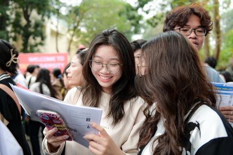 Khoảng 25.000 học sinh, phụ huynh tham dự Ngày hội tư vấn tuyển sinh - hướng nghiệp tại Hà Nội - Ảnh: NAM TRẦN Khoảng 25.000 học sinh, phụ huynh tham dự Ngày hội tư vấn tuyển sinh - hướng nghiệp tại Hà Nội - Ảnh: NAM TRẦN