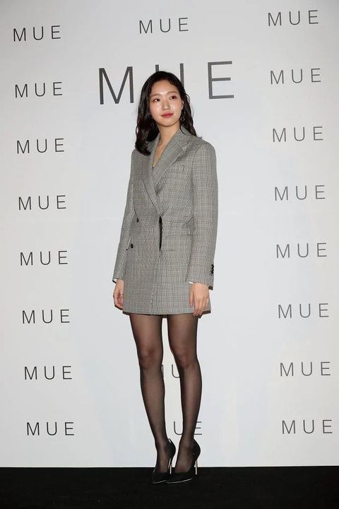 Học phong cách thời trang từ 'nữ pháp sư' Kim Go Eun- Ảnh 2. Kim Go Eun tham dự buổi chụp hình cho MUE vào ngày 28-3-2018 tại Seoul, Hàn Quốc, phối vest xám với tất đen và giày cao gót, đi kèm trang sức bạc đơn giản. Nữ diễn viên diện trang phục tối giản nhưng vẫn toát lên vẻ sang trọng, nổi bật - Ảnh: WireImage
