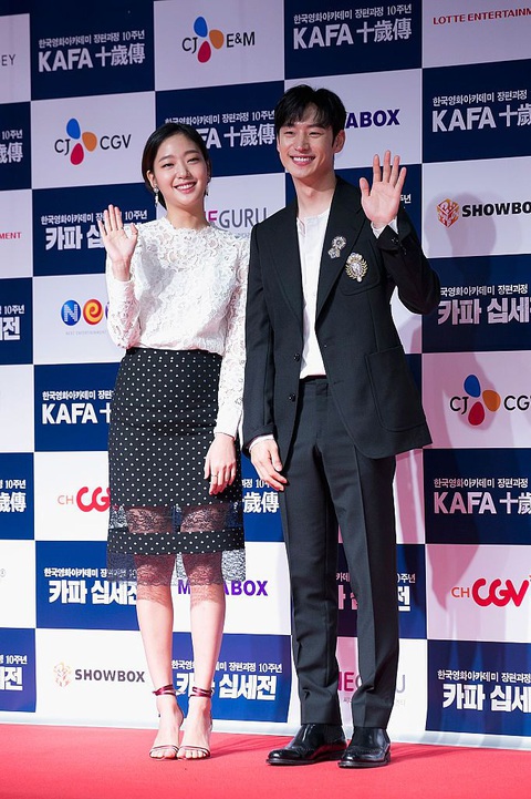 Học phong cách thời trang từ 'nữ pháp sư' Kim Go Eun- Ảnh 4. Tại sự kiện kỷ niệm 10 năm "Học viện nghệ thuật điện ảnh Hàn Quốc" (KAFA), Kim Go Eun kết hợp áo ren trắng với váy chấm bi màu đen có viền mỏng. Để thêm chút tinh tế, nữ diễn viên hoàn thiện vẻ ngoài bằng giày cao gót màu đỏ có dây buộc ở mắt cá chân - Ảnh: WireImage