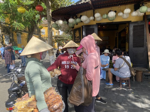 Chủ hàng rong ở Hội An chửi khách 'biến đi' đã bị dẹp quầy vì hoạt động không phép- Ảnh 3. Đội ngũ hàng rong tập trung tại phố đi bộ Hội An - Ảnh: B.D.