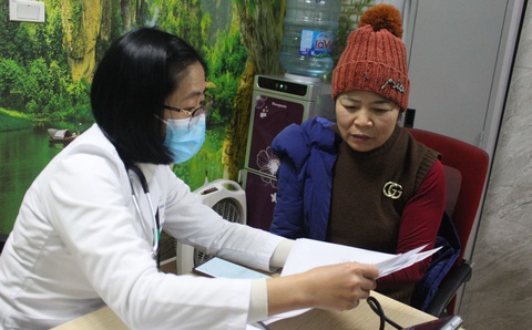 Bác sĩ Hà Thị Vân Anh thăm khám cho bệnh nhân tại Bệnh viện Lão khoa trung ương - Ảnh: DƯƠNG LIỄU Bác sĩ Hà Thị Vân Anh thăm khám cho bệnh nhân tại Bệnh viện Lão khoa trung ương - Ảnh: DƯƠNG LIỄU