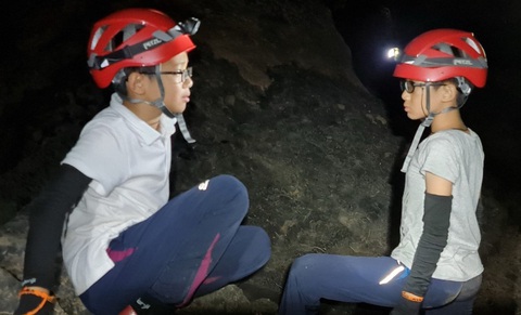 Hai anh em ở TP.HCM đạt điểm toán cao nhất thế giới kỳ thi chứng chỉ iPrimary- Ảnh 3. Trọng Nguyên và Khôi Nguyên trong một chuyến thám hiểm ở Quảng Bình. Anh Nguyện cho biết gia đình anh chú trọng đến việc cho con trải nghiệm và khám phá thiên nhiên - Ảnh: NVCC