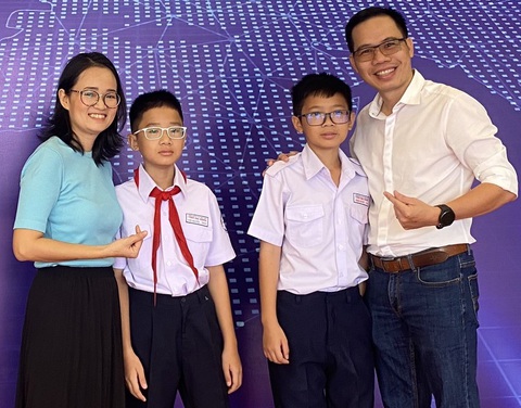 Hai anh em ở TP.HCM đạt điểm toán cao nhất thế giới kỳ thi chứng chỉ iPrimary- Ảnh 2. Bùi Trọng Nguyên, Bùi Khôi Nguyên và bố mẹ - Ảnh: NVCC