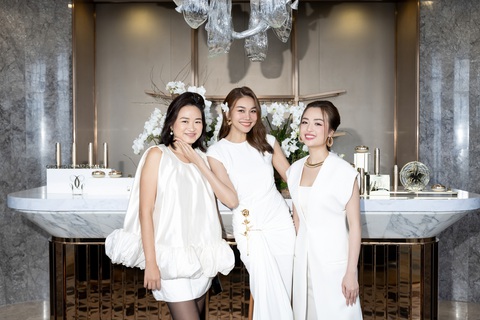 Diện mạo của Thanh Hằng tại hai sự kiện dù mang hai màu sắc khác nhau vẫn được bạn bè, đồng nghiệp và quan khách khen trẻ trung, gợi cảm. Diện mạo của Thanh Hằng tại hai sự kiện dù mang hai màu sắc khác nhau vẫn được bạn bè, đồng nghiệp và quan khách khen trẻ trung, gợi cảm.