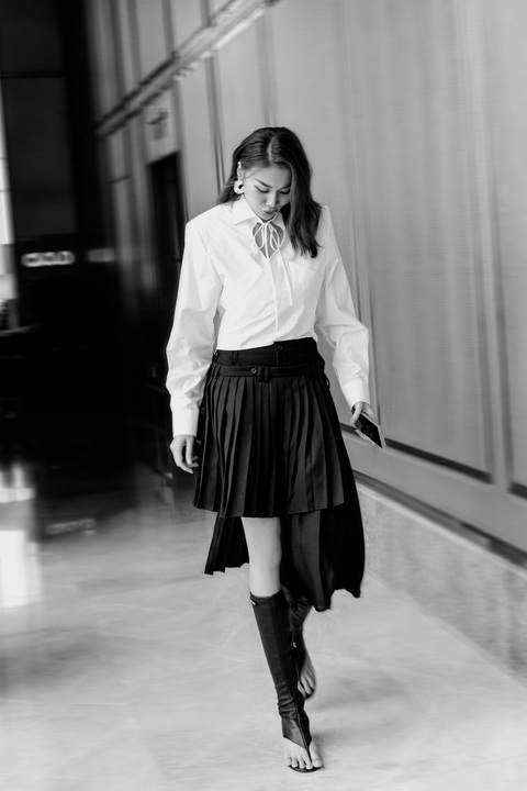 Buổi trưa, khi làm giám khảo chấm điểm bình chọn về làm đẹp của một tạp chí nước ngoài tại Việt Nam, Thanh Hằng diện sơ mi trắng mix cùng chân váy đen xếp ly. Buổi trưa, khi làm giám khảo chấm điểm bình chọn về làm đẹp của một tạp chí nước ngoài tại Việt Nam, Thanh Hằng diện sơ mi trắng mix cùng chân váy đen xếp ly.