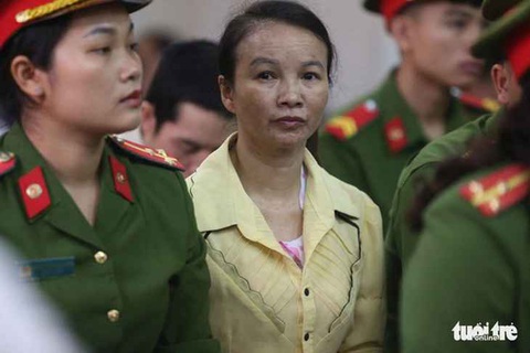 Mở lại phiên phúc thẩm xét xử vụ án mẹ nữ sinh giao gà ở Điện Biên- Ảnh 1. Bị cáo Trần Thị Hiền trong phiên tòa sơ thẩm - Ảnh: DANH TRỌNG