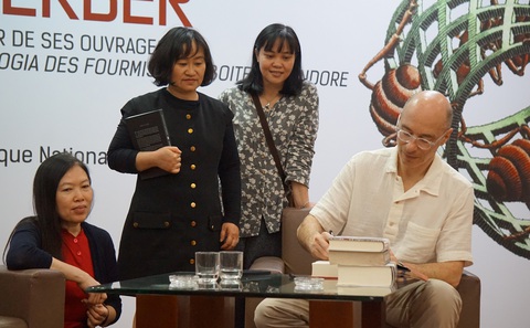 Nhà văn Bernard Werber ký tặng sách cho độc giả tại Hà Nội - Ảnh: T.ĐIỂU Nhà văn Bernard Werber ký tặng sách cho độc giả tại Hà Nội - Ảnh: T.ĐIỂU