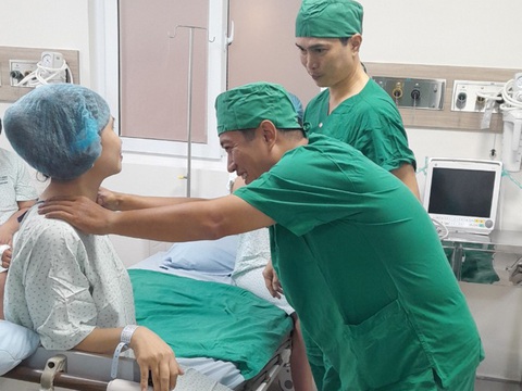 Điều trị nhân giáp lành tính bằng sóng cao tần tại Bệnh viện Bình Định- Ảnh 2. Thăm khám bệnh nhân trước khi điều trị - Ảnh: MINH DUYÊN