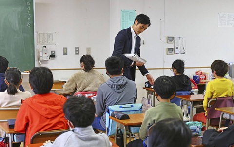 Nhật Bản mở rộng phạm vi chương trình học bổng cho người nước ngoài- Ảnh 1. Trẻ em nước ngoài làm bài kiểm tra tại một trường tiểu học ở Tokyo, Nhật Bản. Ảnh: kyodonews.net