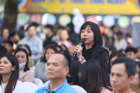 Băn khoăn chọn ngành 'hot', ngành 'hết thời'- Ảnh 3. Phụ huynh gửi câu hỏi đến ban tư vấn tại ngày hội - Ảnh: DANH KHANG