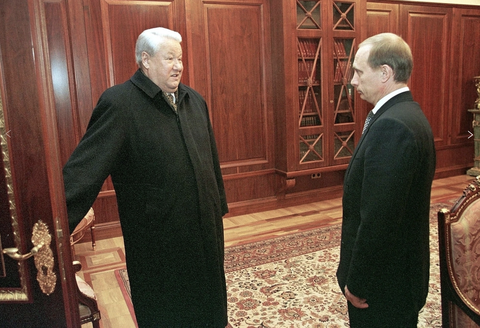Nhìn lại các nhiệm kỳ tổng thống của ông Putin- Ảnh 1. Ông Boris Yeltsin nói chuyện với ông Putin, lúc này đã được chỉ định là quyền tổng thống Nga vào ngày 31-12-1999 - Ảnh: Điện Kremlin