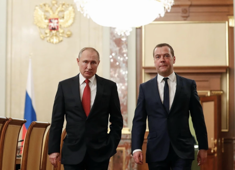 Nhìn lại các nhiệm kỳ tổng thống của ông Putin- Ảnh 5. Ông Putin và ông Medvedev trong bức ảnh chụp năm 2020 - Ảnh: AFP