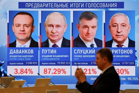 Nhìn lại các nhiệm kỳ tổng thống của ông Putin- Ảnh 7. Kết quả sơ bộ bầu cử tổng thống Nga hôm 18-3 - Ảnh: REUTERS