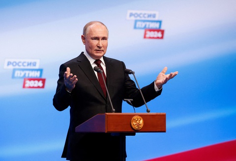 Ông Putin đắc cử nhờ sai lầm của phương Tây?- Ảnh 1. Tổng thống Nga Vladimir Putin phát biểu ngày 17-3, sau khi các điểm bỏ phiếu đóng cửa trong cuộc bầu cử tổng thống Nga năm 2024 - Ảnh: REUTERS