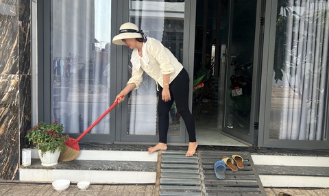 Người dân sống trong khu tái định cư Lộc An - Bình Sơn lau chùi nhà vì bụi đỏ tràn vào nhà - Ảnh: H.M. Người dân sống trong khu tái định cư Lộc An - Bình Sơn lau chùi nhà vì bụi đỏ tràn vào nhà - Ảnh: H.M.