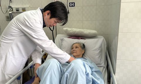 Bác sĩ thăm khám và điều trị cho bệnh nhân mắc chứng rối loạn nhịp tim - Ảnh: THU HIẾN Bác sĩ thăm khám và điều trị cho bệnh nhân mắc chứng rối loạn nhịp tim - Ảnh: THU HIẾN