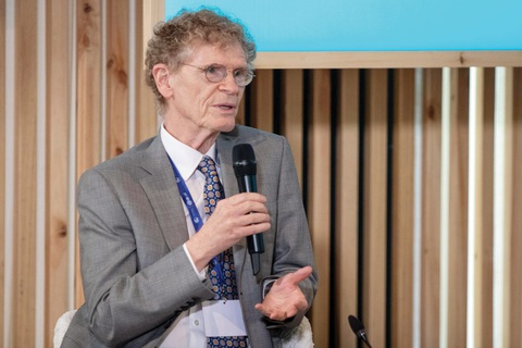 TS Cary Fowler, đặc phái viên Mỹ, phát biểu tại hội nghị LHQ về biến đổi khí hậu ở Dubai (COP 28) ngày 2-12-2023 về an ninh lương thực toàn cầu. Hạt giống được vận chuyển đến cửa kho Svalbard (ảnh phài) - Ảnh:enb.iisd.org, Luis Guach TS Cary Fowler, đặc phái viên Mỹ, phát biểu tại hội nghị LHQ về biến đổi khí hậu ở Dubai (COP 28) ngày 2-12-2023 về an ninh lương thực toàn cầu - Ảnh:enb.iisd.org