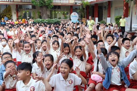 TP.HCM phê duyệt kế hoạch tuyển sinh lớp 1, 6, 10 năm học 2024-2025- Ảnh 1. Học sinh Trường tiểu học Nguyễn Thái Học, quận 1, TP.HCM trong một hoạt động tập thể. Năm nay, công tác tuyển sinh lớp 1, lớp 6, lớp 10 sẽ thực hiện trực tuyến - Ảnh: nhà trường cung cấp