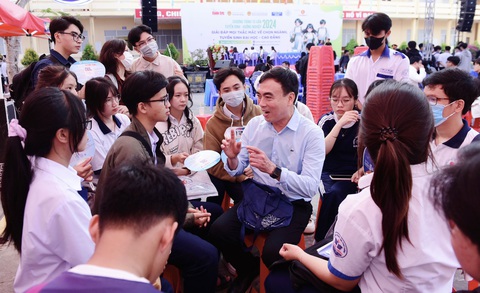 TS Phạm Tấn Hạ tư vấn cho học sinh Bạc Liêu - Ảnh: DUYÊN PHAN TS Phạm Tấn Hạ tư vấn cho học sinh Bạc Liêu - Ảnh: DUYÊN PHAN