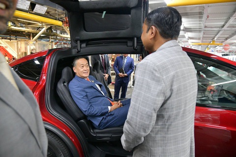 Tesla bày tỏ tham vọng xâm chiếm thị trường ASEAN- Ảnh 2. Thủ tướng Thái Lan Srettha Thavisin đến thăm trụ sở Tesla - Ảnh: Srettha Thavisin/X