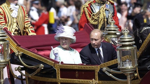 Nữ hoàng Anh Elizabeth II đã mời ông Putin thăm cấp nhà nước tại Anh vào năm 2003. Đây là chuyến thăm cấp nhà nước tại Anh đầu tiên được thực hiện bởi một nhà lãnh đạo Nga từ năm 1874 - Ảnh: GETTY IMAGES Nữ hoàng Anh Elizabeth II đã mời ông Putin thăm cấp nhà nước tại Anh vào năm 2003. Đây là chuyến thăm cấp nhà nước tại Anh đầu tiên được thực hiện bởi một nhà lãnh đạo Nga từ năm 1874 - Ảnh: GETTY IMAGES