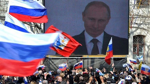 Các động thái của Nga ở miền đông Ukraine vào năm 2014 cùng việc Nga sáp nhập bán đảo Crimea trong cùng năm đã khiến quan hệ của ông Putin với các lãnh đạo phương Tây xấu đi. Mỹ và Liên minh châu Âu (EU) đã áp đặt các biện pháp trừng phạt lên Nga - Ảnh: AFP Các động thái của Nga ở miền đông Ukraine vào năm 2014 cùng việc Nga sáp nhập bán đảo Crimea trong cùng năm đã khiến quan hệ của ông Putin với các lãnh đạo phương Tây xấu đi. Mỹ và Liên minh châu Âu (EU) đã áp đặt các biện pháp trừng phạt lên Nga - Ảnh: AFP