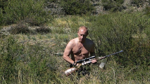 Ông Putin làm việc cho KGB từ giữa thập niên 1970 và thôi hoạt động tại KGB khi Liên Xô tan rã vào năm 1991. Ông có niềm đam mê với thể thao, đã đạt đai đen 8 đẳng trong môn võ judo, đai 8 đẳng trong môn karate Kyokushin và đai 9 đẳng trong môn võ taekwondo. Trong ảnh, ông cầm một cây súng bắn tỉa xuất hiện ở khu vực gần biên giới với Mông Cổ vào năm 2007 - Ảnh: AFP Ông Putin làm việc cho KGB từ giữa thập niên 1970 và thôi hoạt động tại KGB khi Liên Xô tan rã vào năm 1991. Ông có niềm đam mê với thể thao, đã đạt đai đen 8 đẳng trong môn võ judo, đai 8 đẳng trong môn karate Kyokushin và đai 9 đẳng trong môn võ taekwondo. Trong ảnh: ông cầm một cây súng bắn tỉa xuất hiện ở khu vực gần biên giới với Mông Cổ vào năm 2007 - Ảnh: AFP