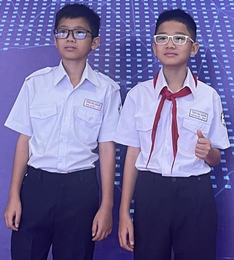 Hai anh em ở TP.HCM đạt điểm toán cao nhất thế giới kỳ thi chứng chỉ iPrimary- Ảnh 1. Bùi Trọng Nguyên (trái) và Bùi Khôi Nguyên - hai anh em ruột cùng đạt điểm toán cao nhất thế giới và đều thi đậu vào lớp 6 Trường chuyên Trần Đại Nghĩa - Ảnh: NVCC