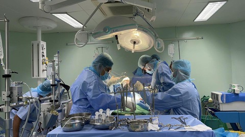 Cẩn thận loại u nhầy tim không triệu chứng dễ gây đột tử- Ảnh 1. Ca phẫu thuật xuyên đêm cấp cứu cho bệnh nhân bị u nhầy nhĩ - Ảnh: BVCC