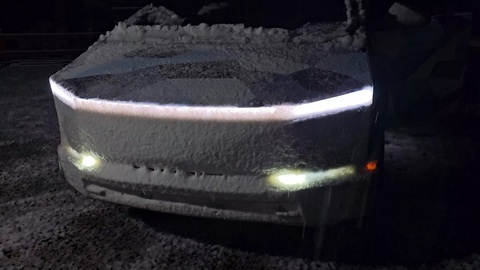Tesla Cybertruck lộ nhược điểm: Đèn pha đặt đúng nơi hút bụi, hút mưa tuyết nhất đầu xe- Ảnh 1. Bức ảnh cho thấy tình trạng có đèn cũng như không của Tesla Cybertruck trong điều kiện trời tuyết - Ảnh: Teslainventory