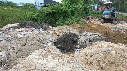 Dân vác gậy rình xe đổ xà bần, chủ tịch phường nói sẽ không để tái diễn- Ảnh 2. Khoảng 200m³ xà bần, rác thải bị đổ xuống khu dân cư tổ 29 hôm 29-1 - Ảnh: B.D.